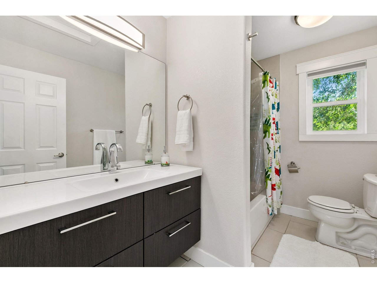 Upstairs full bath.