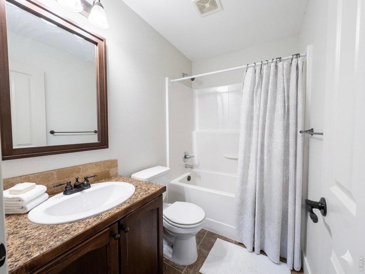 Property Photo 13 Main level full bathroom ( adjacent to the two bedrooms ).