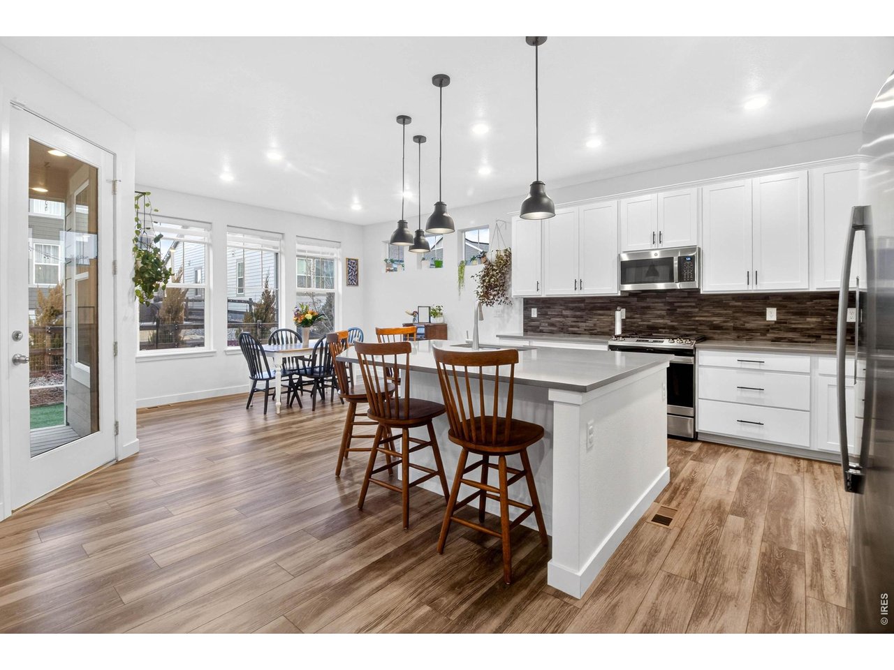 Eat breakfast at the island or sit down together in the dining nook