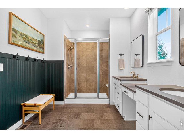 Property Photo 21 oversized primary en-suite bathroom