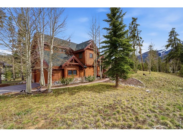 Property Photo 13 Oversized lot with plenty of room to play 