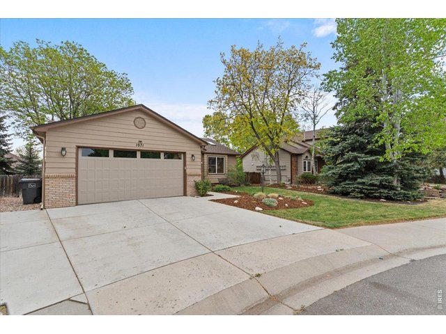 Property Photo 4 Oversized driveway with room for trailer, toys or extra car storage