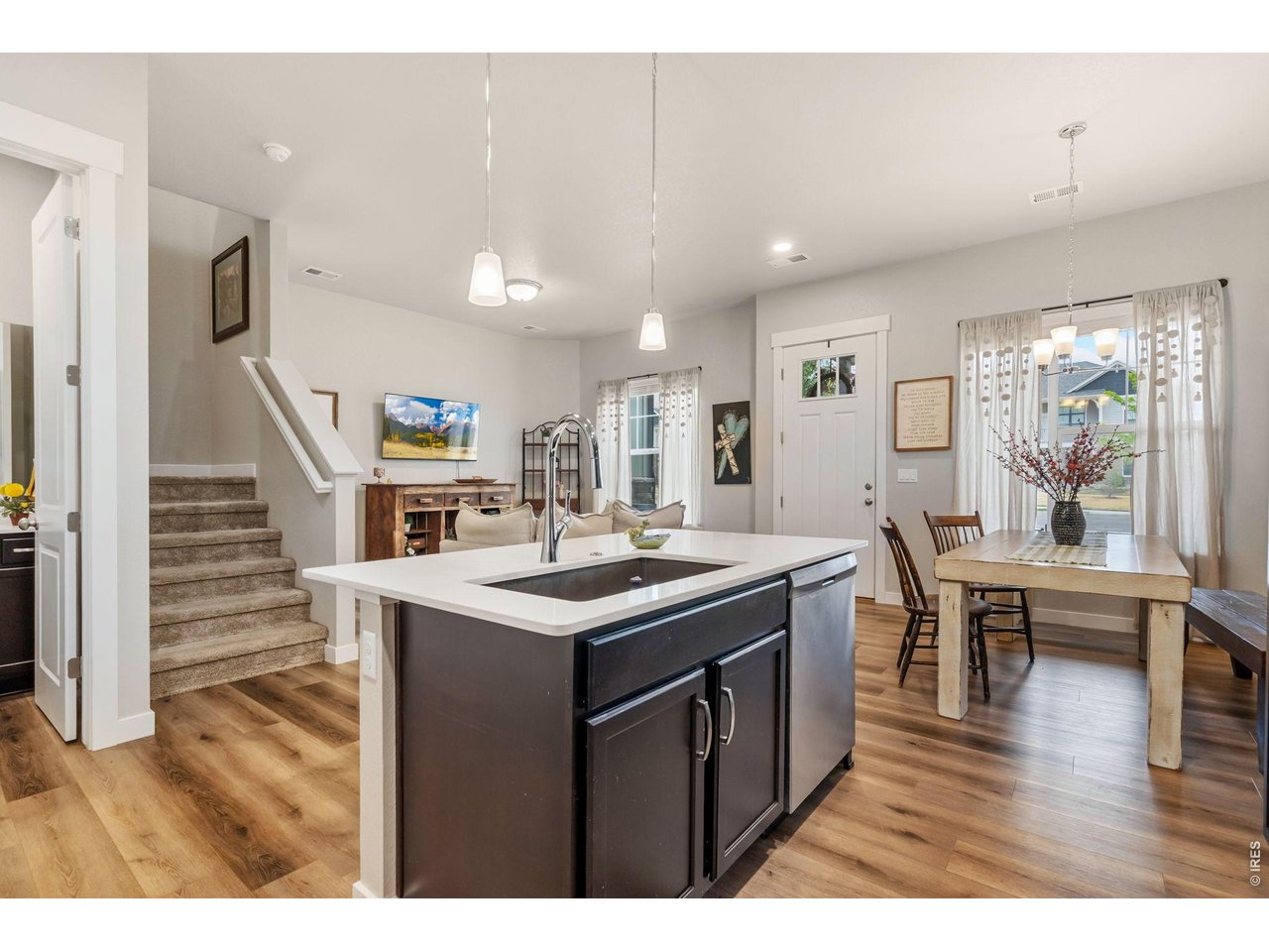 Beautiful Contrasting White Counters