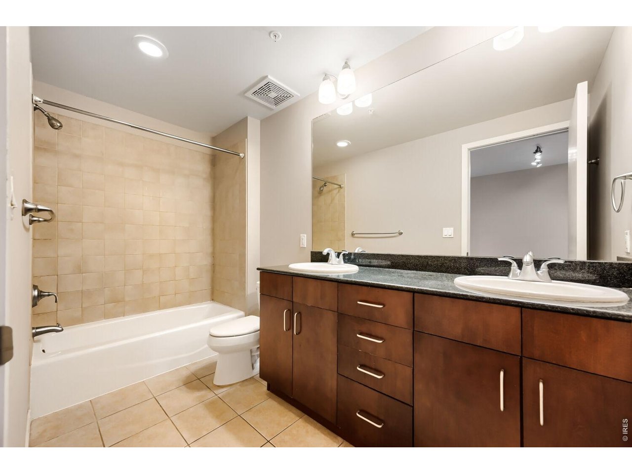 Full Bathroom, Double Vanity
