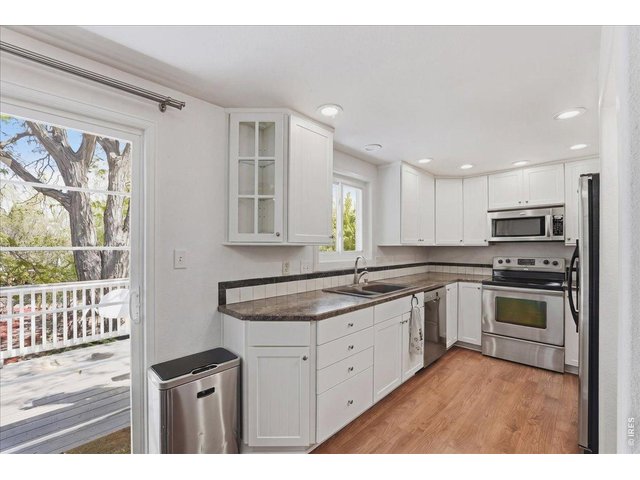 Property Photo 6 Bright Kitchen!