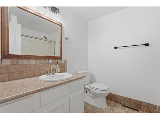 Property Photo 18 Full bath upstairs