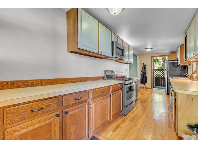 Property Photo 9 kitchen
