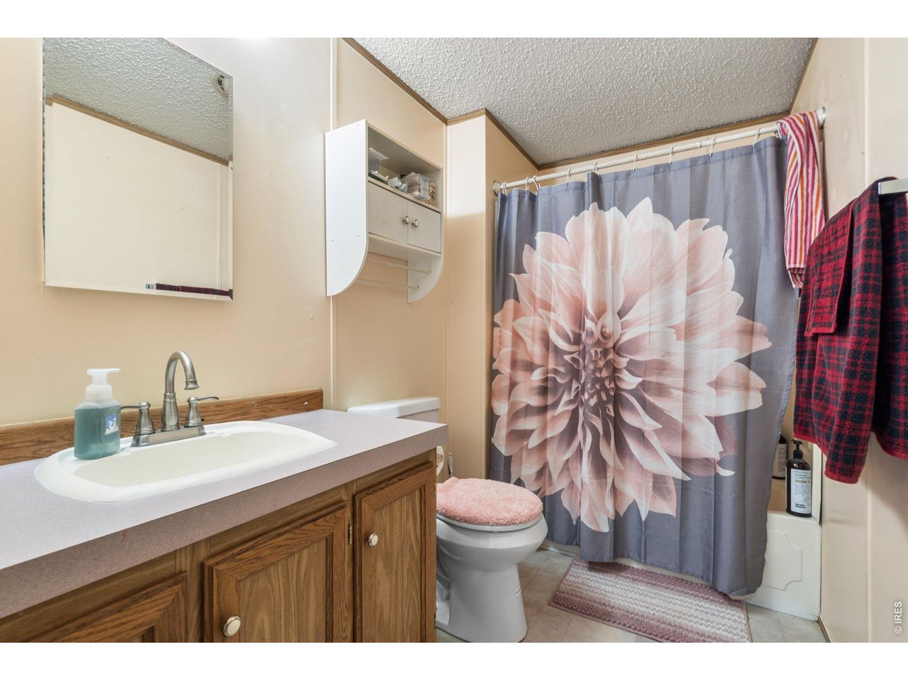 Full Bath located in main hallway
