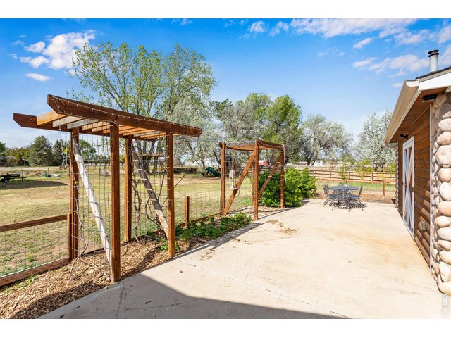 Property Photo 44 Trellises add a nice touch