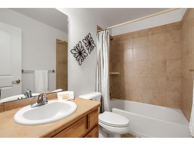 Property Photo 17 Full bathroom on main floor