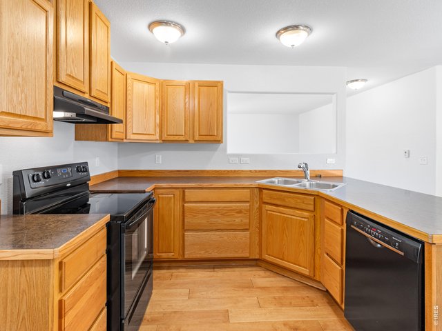 Property Photo 13 Oak kitchen