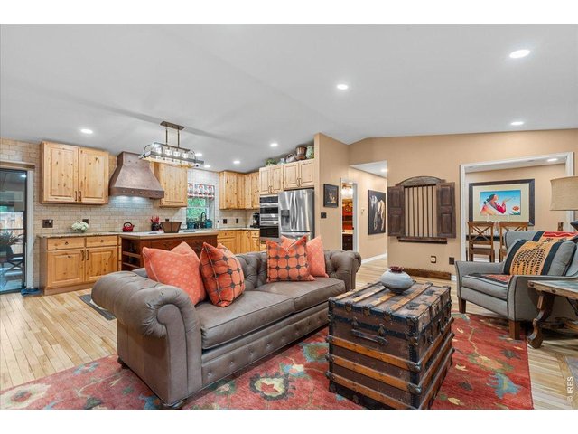 Property Photo 8 Open floor plan. 