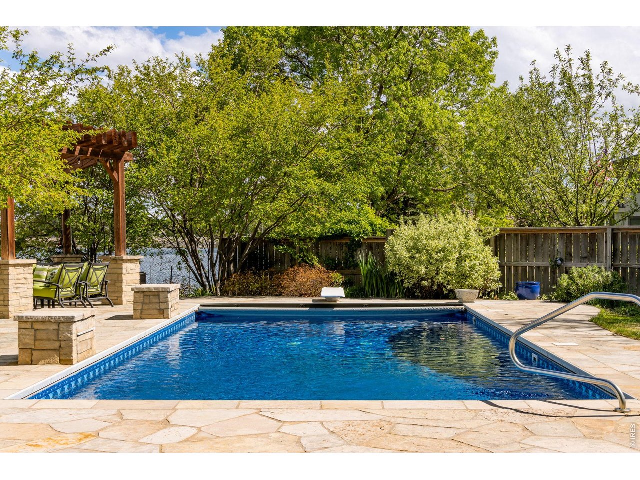 Enjoy the Pool or Lake!