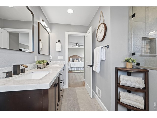 Property Photo 20 Double vanities