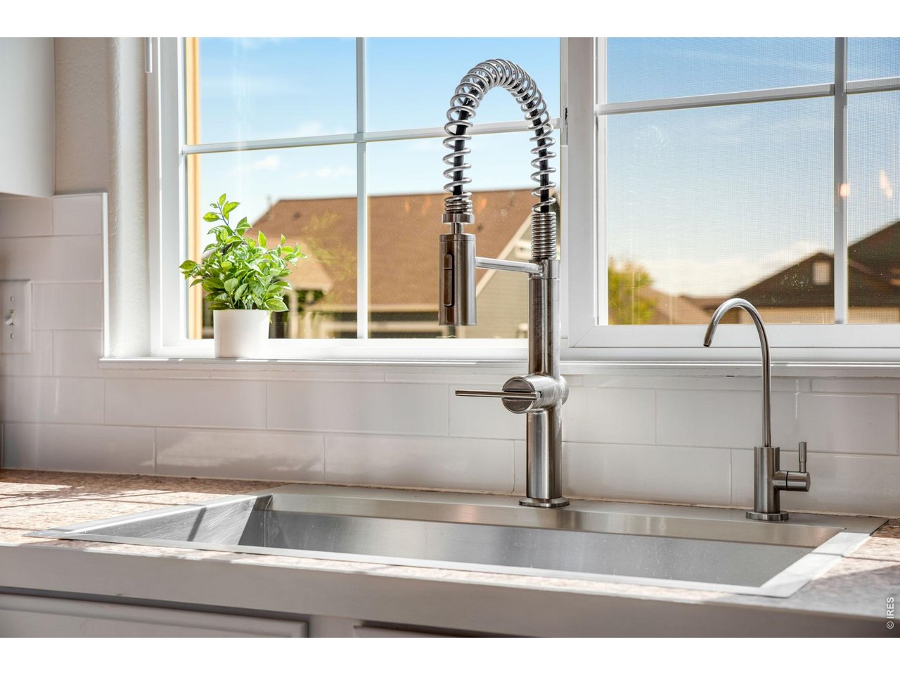 Upgraded Faucet and sink! Loaed with great countertop space and storage! 