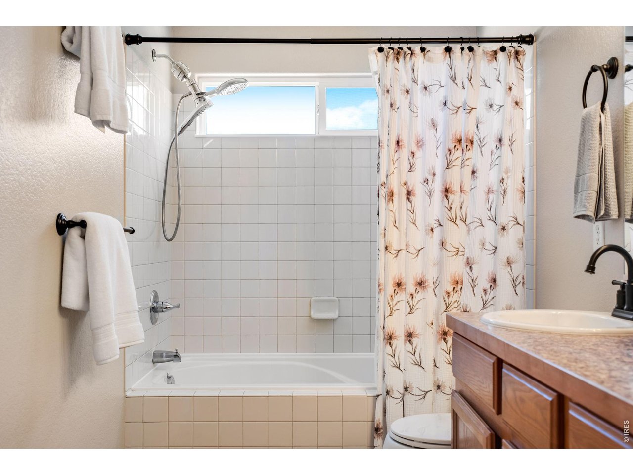Full bathroom, with beautiful tile work! 