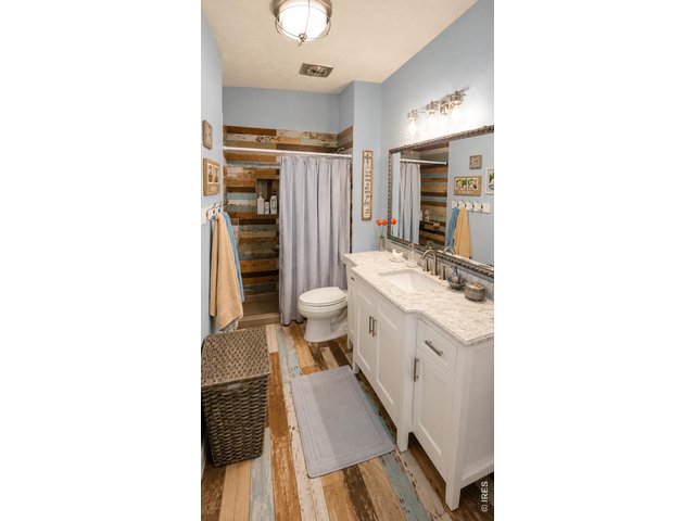Property Photo 21 3/4 main bathroom
