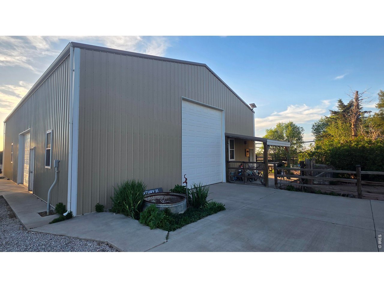 60 x 40 shop with lift and 3 bay doors