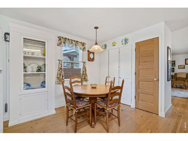 Property Photo 10 Eat-in kitchen.