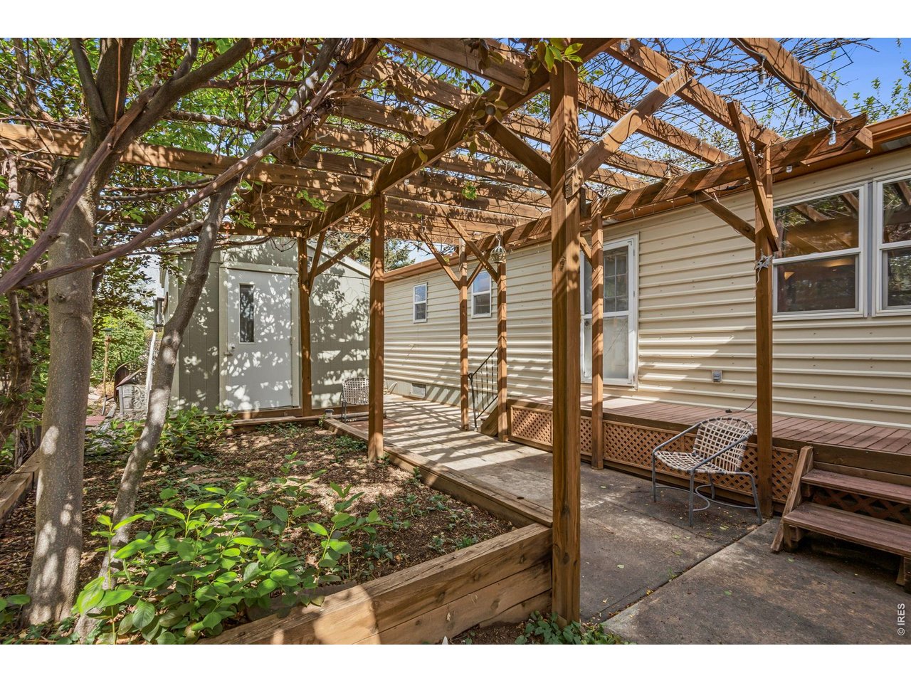 Nice outdoor setting with shop access.