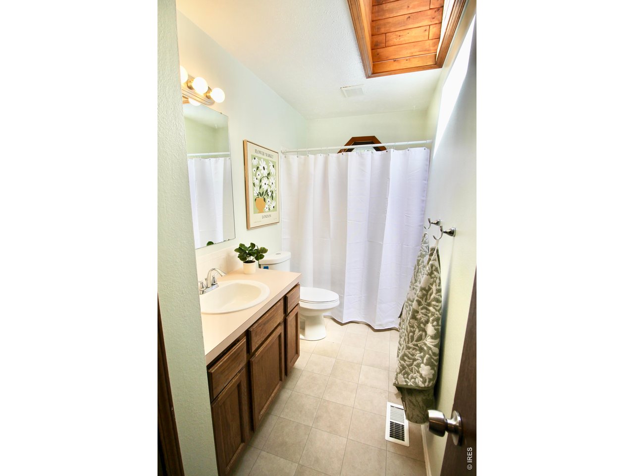 Upstairs 2nd Bath