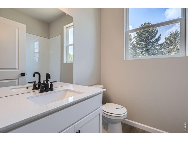 Property Photo 17 Main level full bathroom