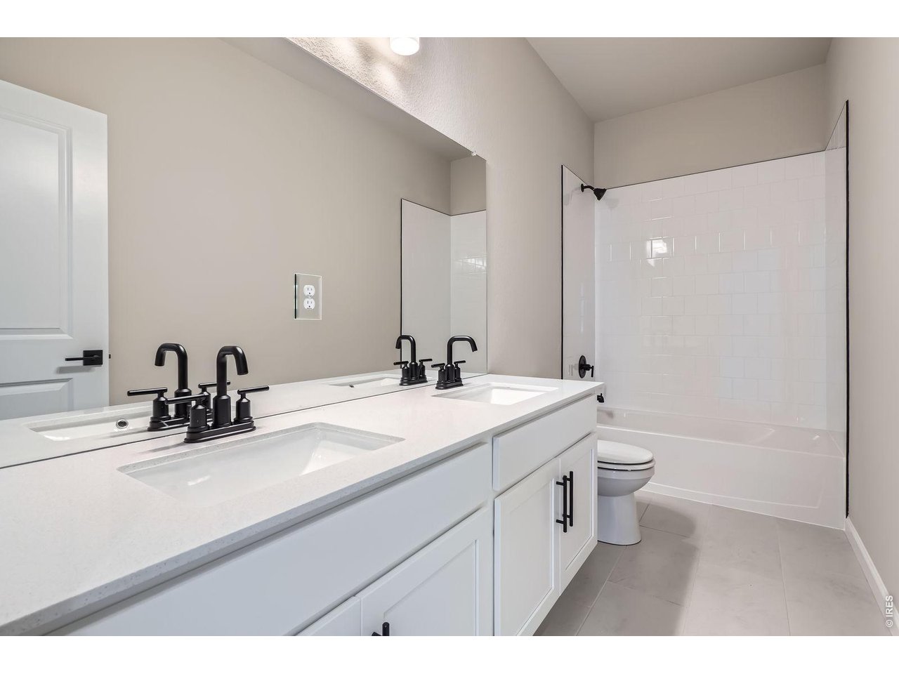 Shared full bathroom 2