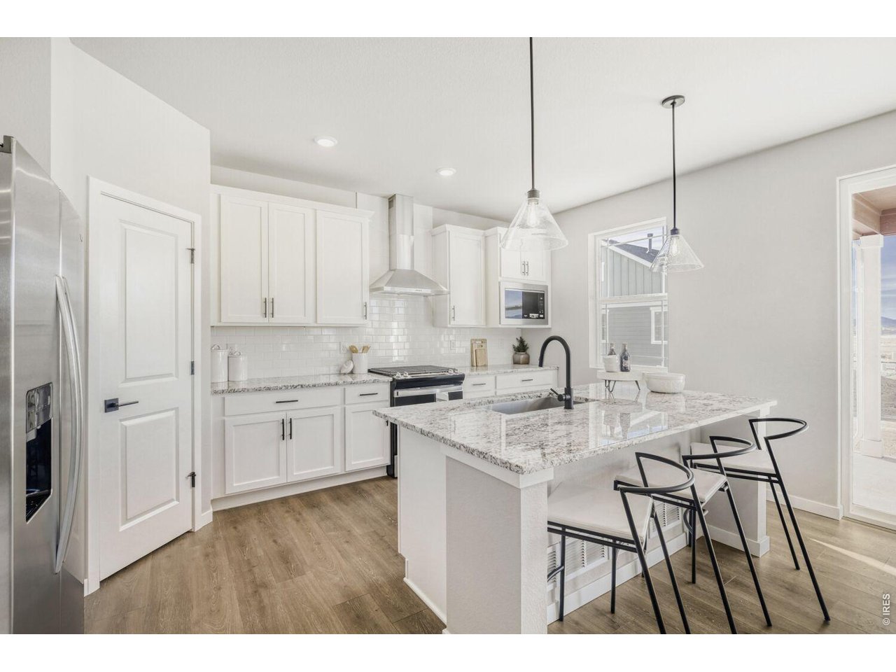 Chef's kitchen - great for entertaining