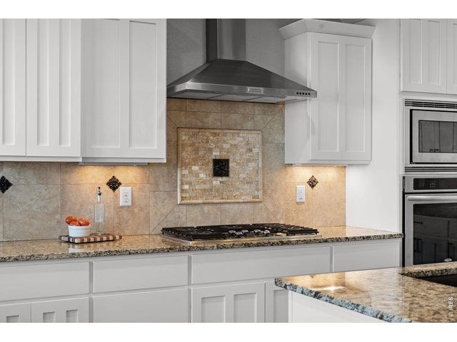 Property Photo 16 Gas cooktop, qranite tops