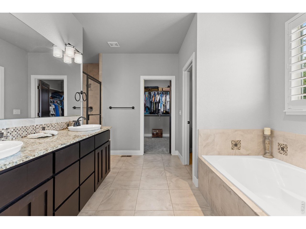 Large primary bathroom w/ soaker tub and seperate shower + walkin closet