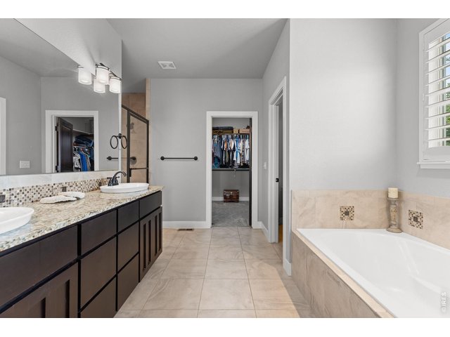 Property Photo 21 Large primary bathroom w/ soaker tub and seperate shower + walkin closet