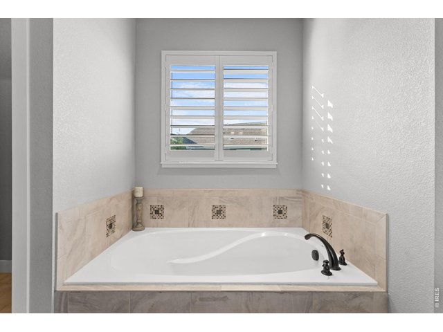 Property Photo 23 Large soaker tub