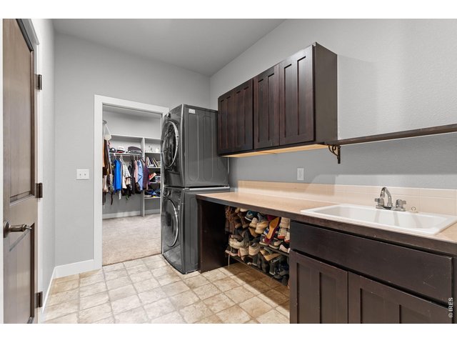 Property Photo 30 Large mudroom and laundry room w/ direct access to primary closet
