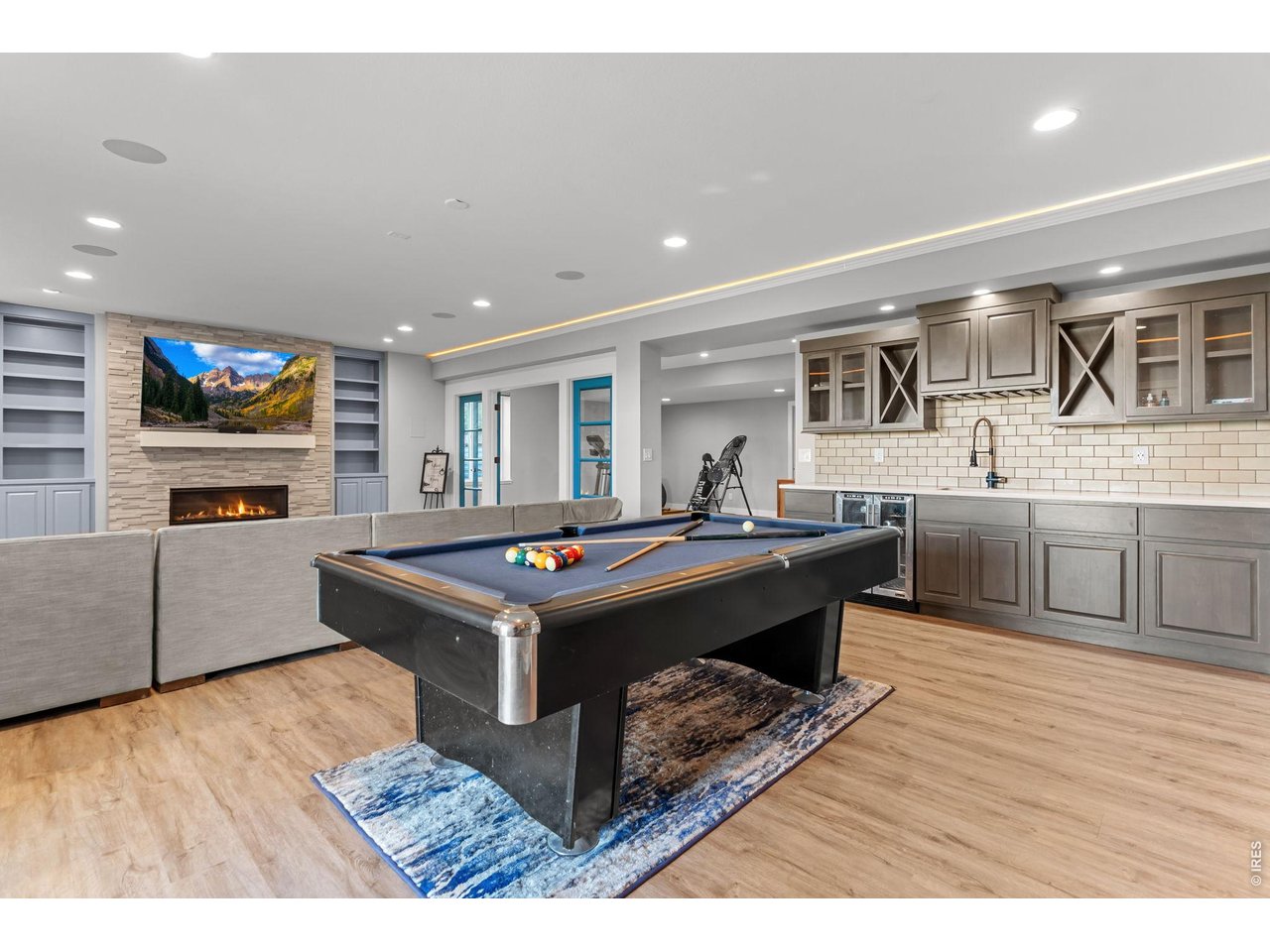 Basement enteraiment area w/ wet bar!