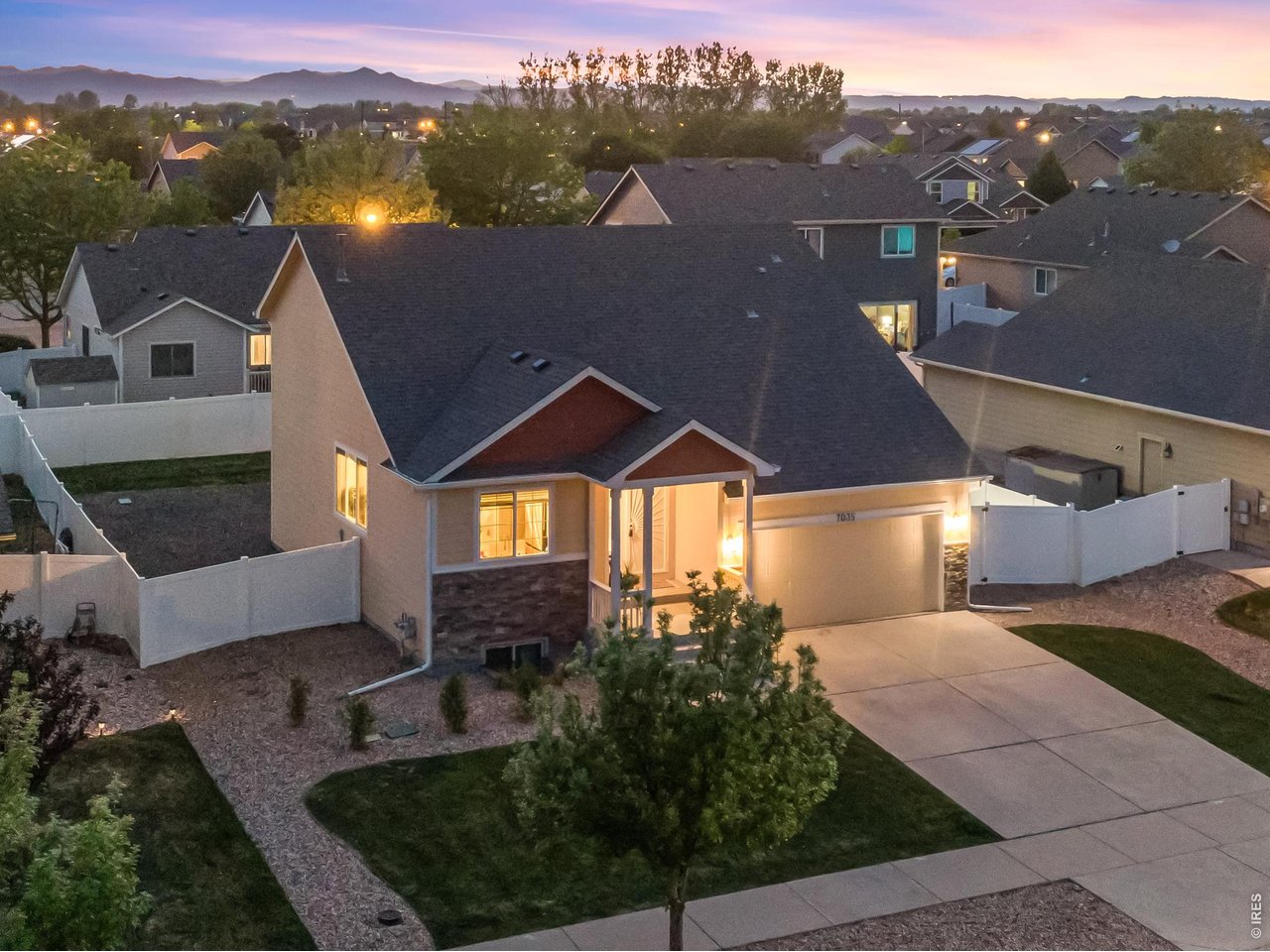 Great Colorado Sunsets, fully fenced - low maintence vinyl fencing! 