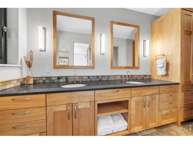 Property Photo 33 Bathroom