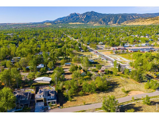 Property Photo 9 Downtown Boulder and Pearl Street are just minutes away, offering quick access to shopping, restaurants, and cultural attractions while still maintaining the quieter character that defines North Boulder living.