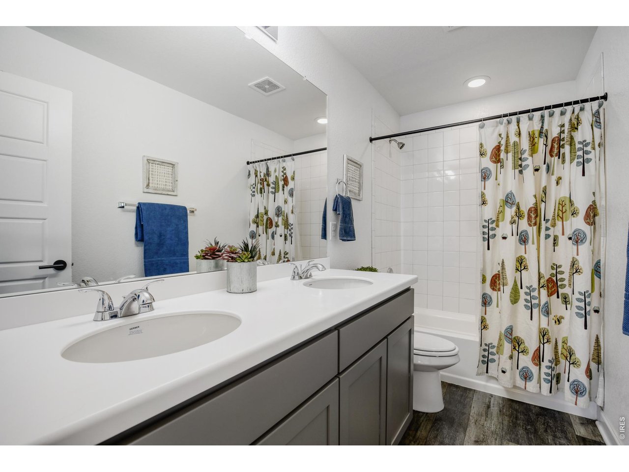 1055 Rubinette Ln - Full Bathroom (Upper Floor)
