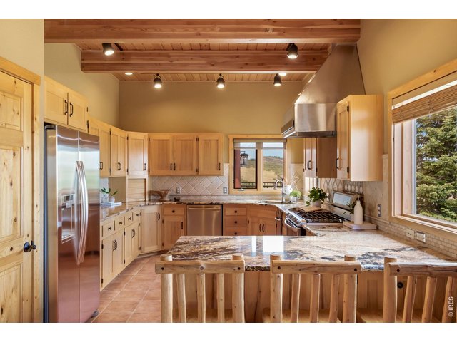 Property Photo 6 Spacious kitchen 