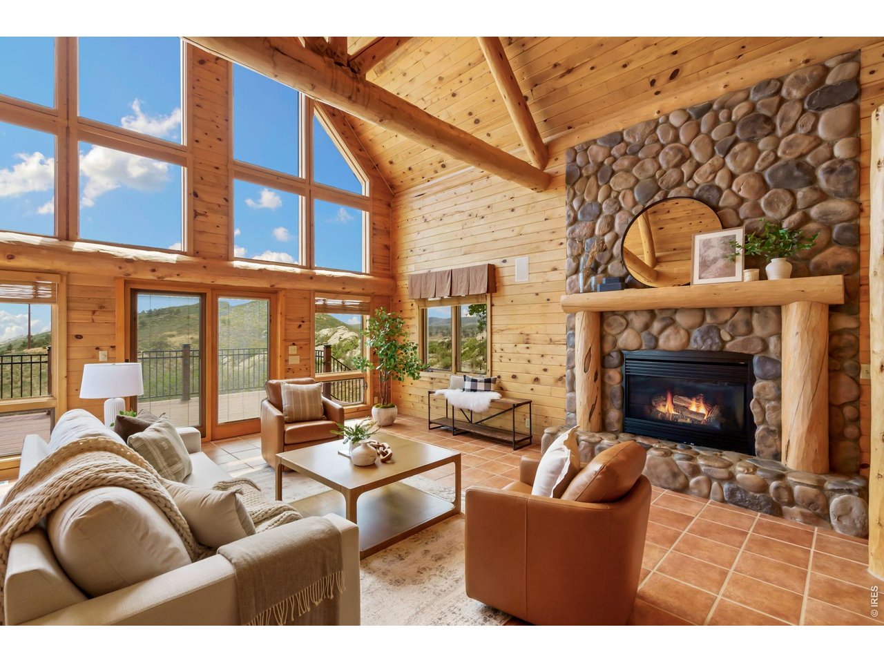 Soothing fireplace and views! 