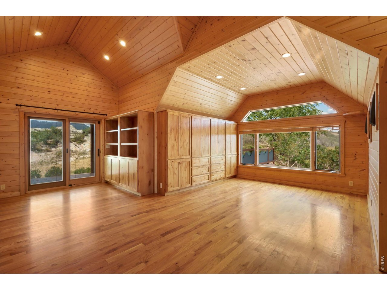 Talk about opportunity! Studio? Playroom? Yoga Space?
