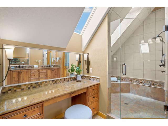 Property Photo 22 Beautifully finished primary bath! 
