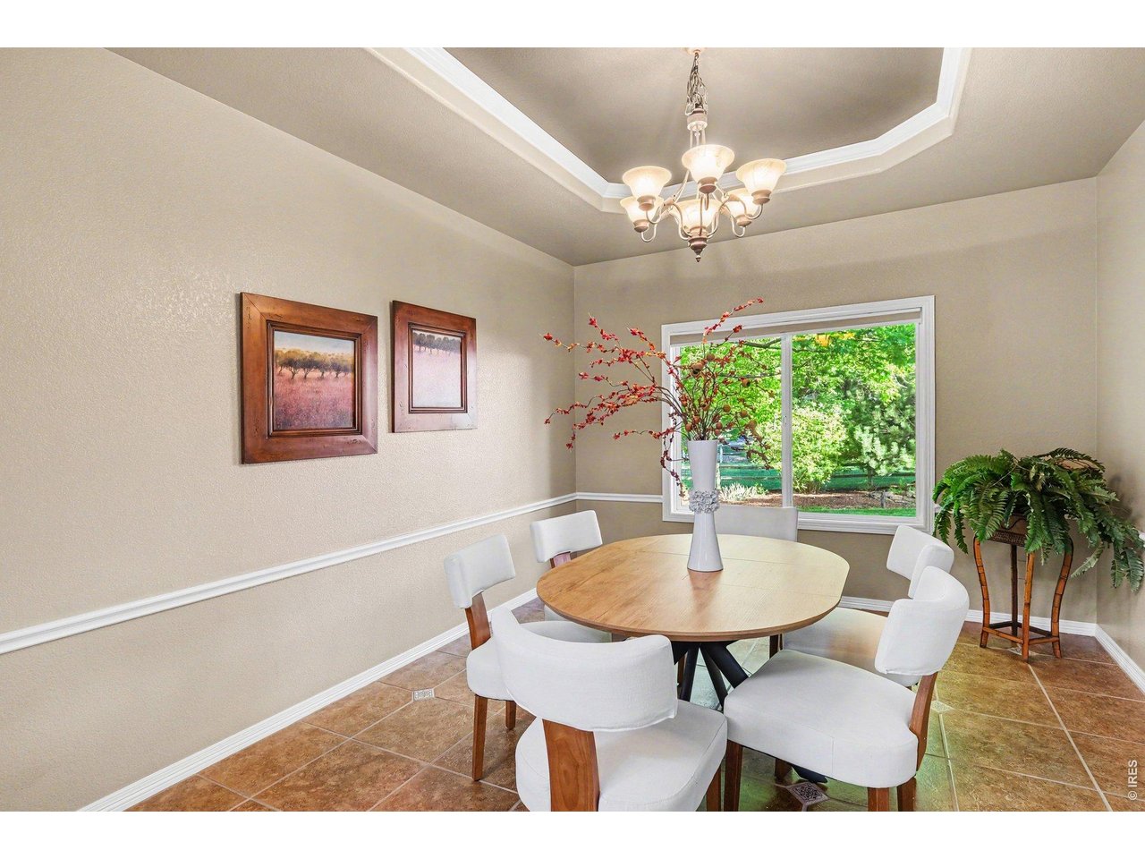 separate dinning room 