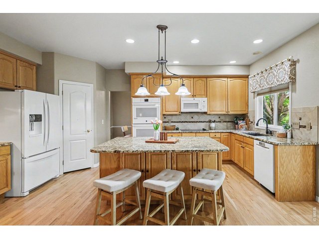 Property Photo 10 kitchen 