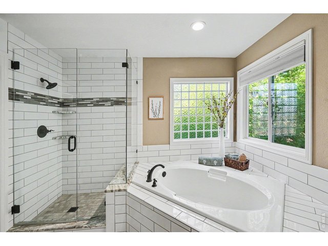 Property Photo 18 primary bathroom