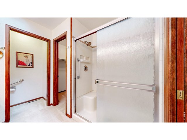 Property Photo 17 Primary bathroom
