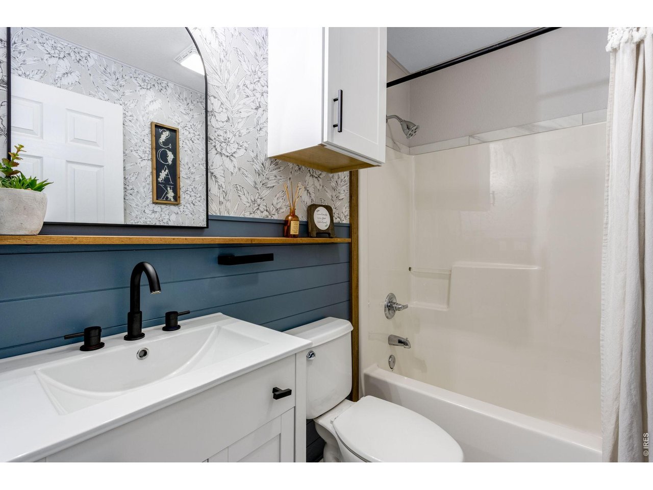 Guest full bath on main 