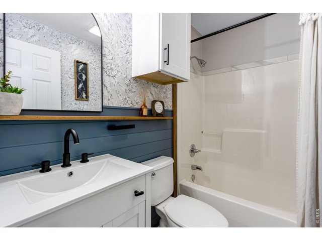 Property Photo 38 Guest full bath on main 
