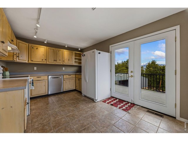 Property Photo 8 Spacious kitchen