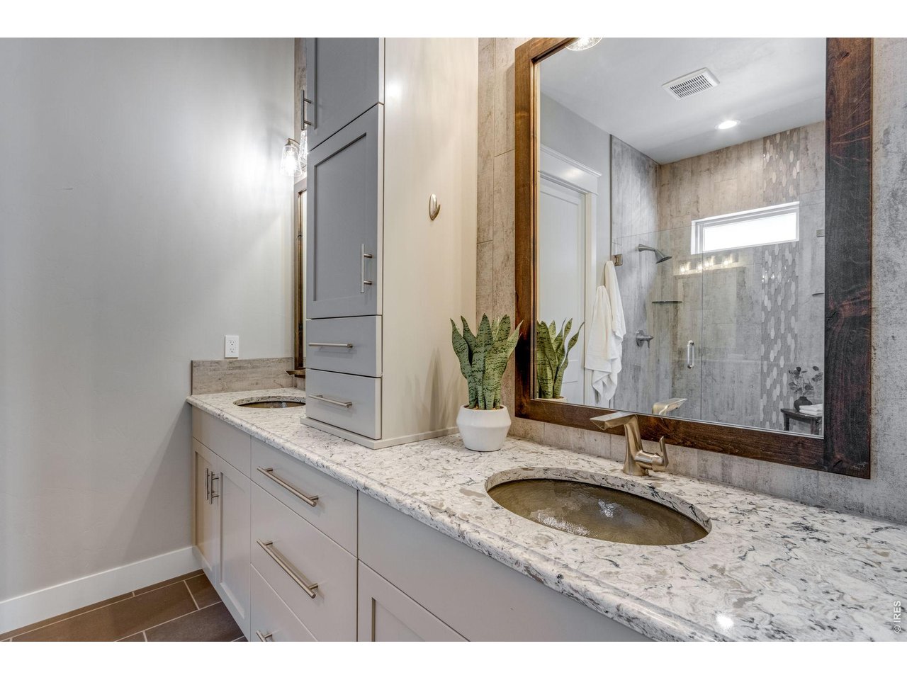 Primary dual sinks, quartz tops, custom cabinetry